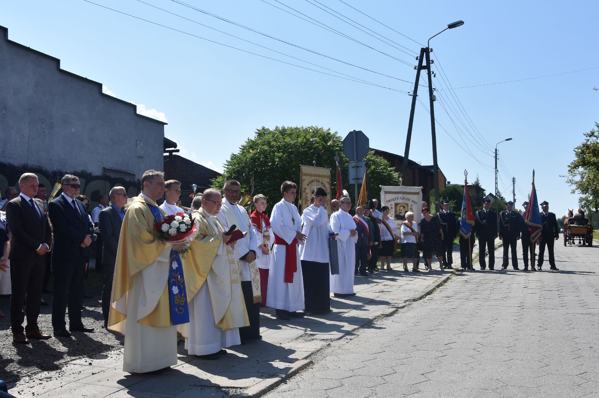 Na zdjęciu: uroczystości przeniesienia figury św. Jana Nepomucena do leszczyńskiej kapliczki