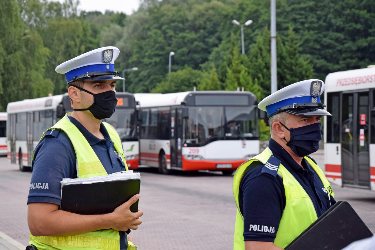 Na zdjeciu: policjanci przeprowadzający kontrolę w autobusach