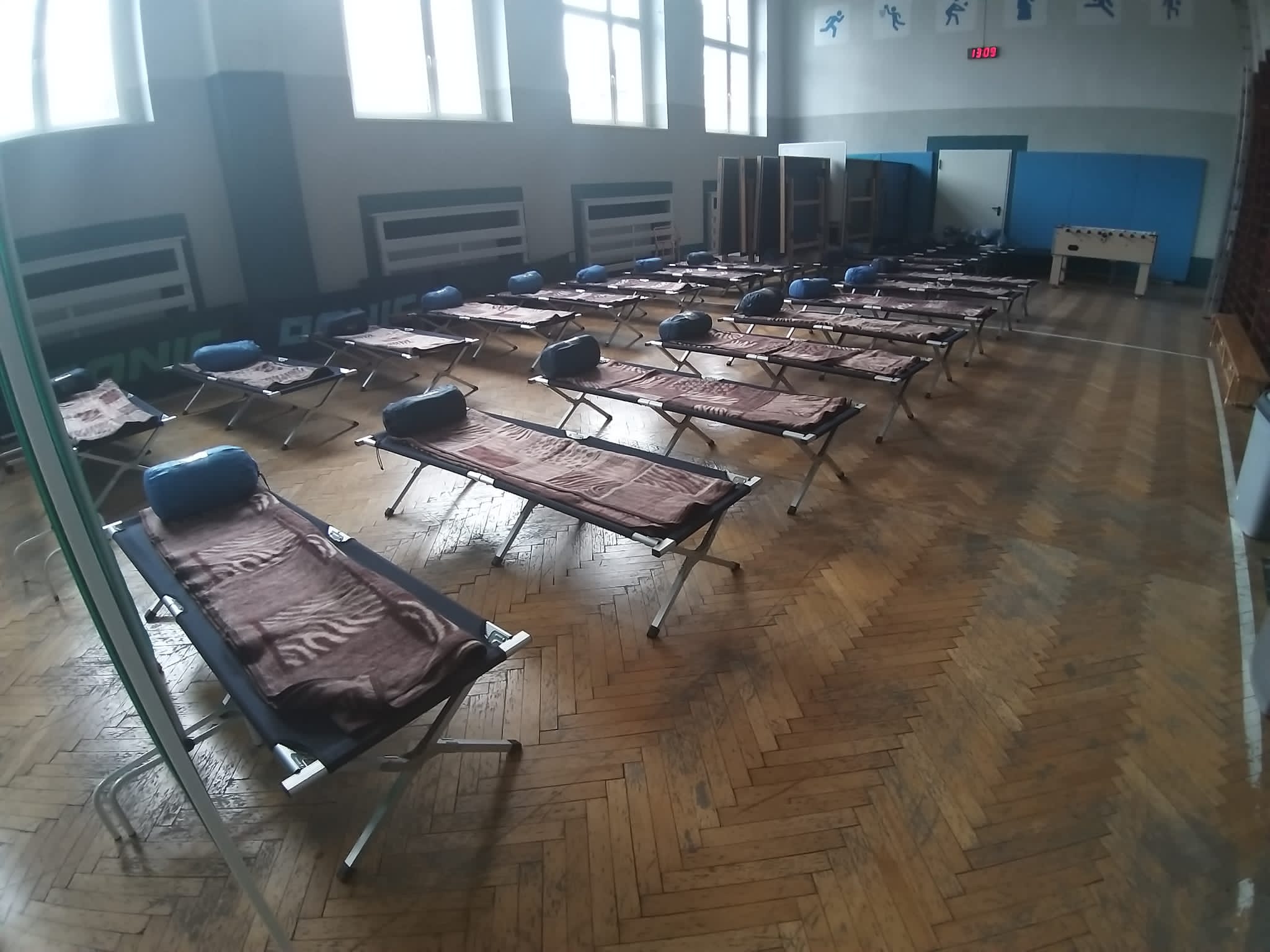 zdjęcia pomieszczenia przygotowanego do przyjęcia uchodźców