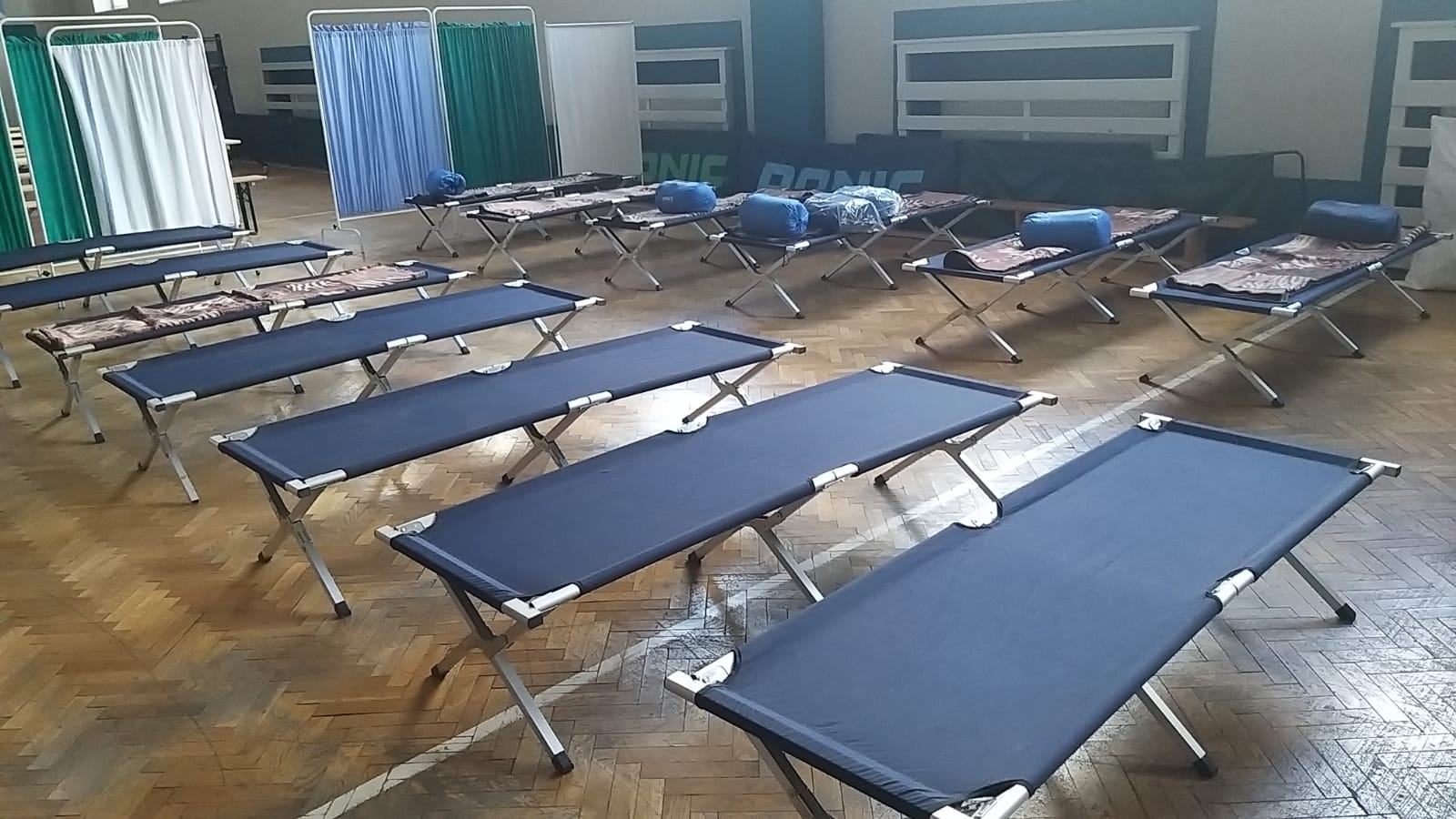 zdjęcia pomieszczenia przygotowanego do przyjęcia uchodźców