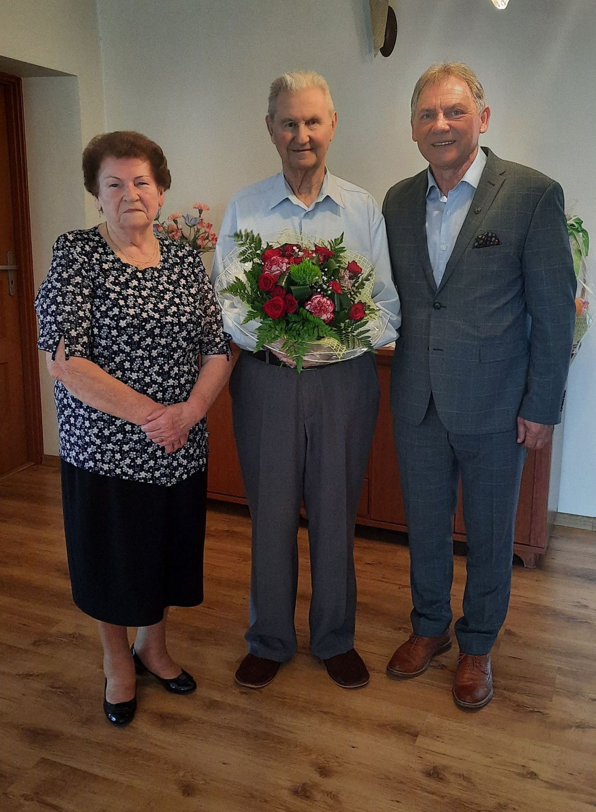 Jubilat Bronisław Polak z żoną Natalią i Burmistrzem Wiesławem Janiszewskim