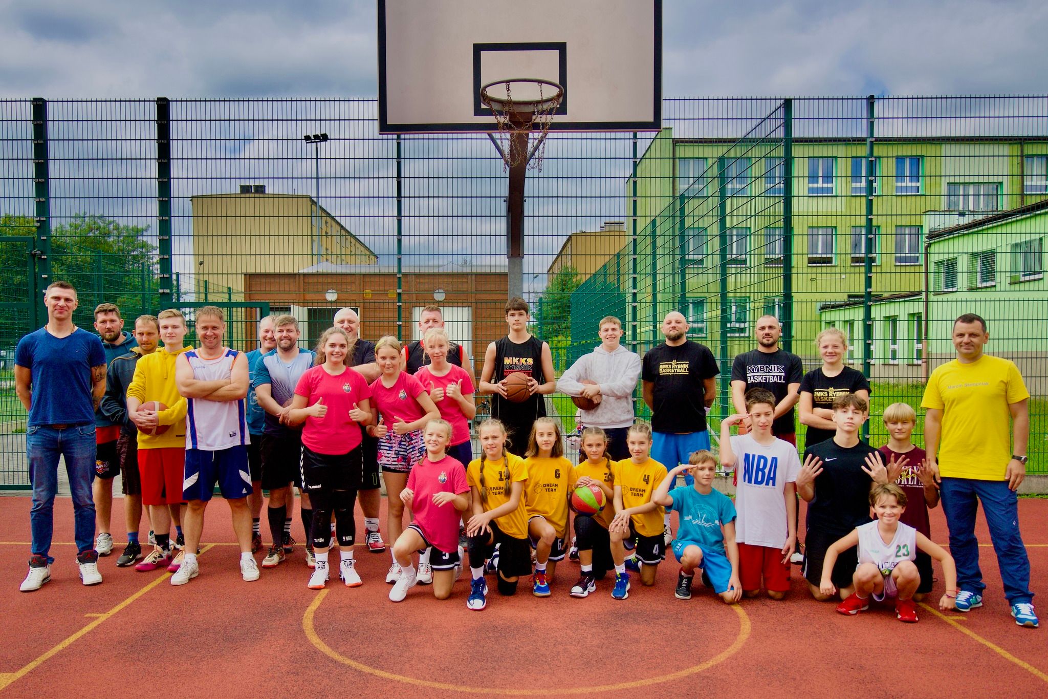 Na zdjęciu: uczestnicy turnieju koszykówki rozegranego podczas Leszczyniady
