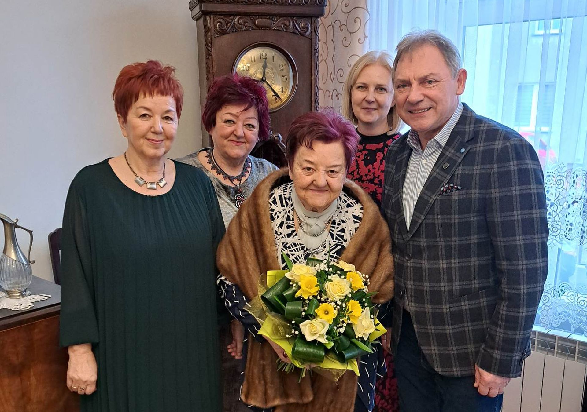 Na zdjęciu: Burmistrz Wiesław Janiszewski, Pełnomocnik Aleksandra Chudzik oraz Jubilatka Aniela Szyp z rodziną