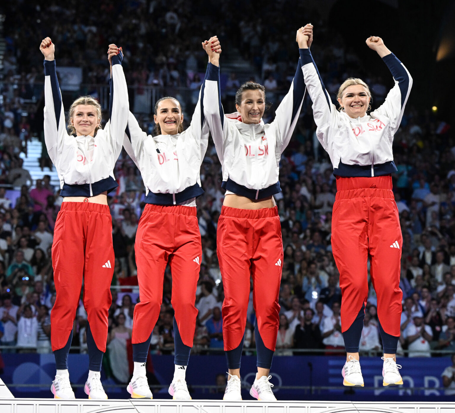 zdjęcie drużyny szpadzistek z medalami